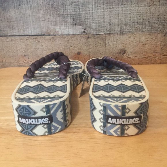 Muk Luks Platform Thong Sandals Size 10 Gray/Blue/Cream Geometric Motif - Picture 2 of 7